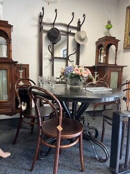 Čierny stôl Thonet