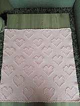 Háčkovaná deka so srdiečkami.