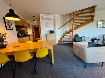 Veľkometrážny 3-izbový mezonetový apartmán v Bešeňovej