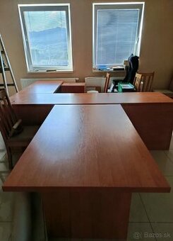 Ponúkame na predaj kancelárske stoly