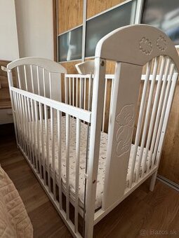 Detská postielka so stahovacim bokom