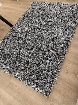 Čierno biely dizajnový koberec