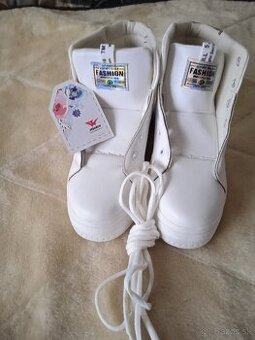 Dámske kotníkové tenisky 39