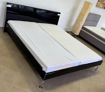 Manželská posteľ 180x200 – čierna (moderná)