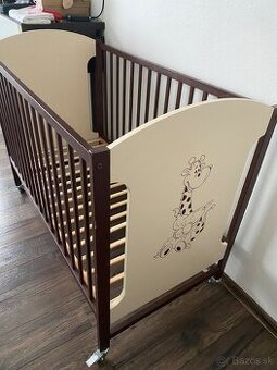 🌙 Detská postieľka so žirafou – 4 úrovne roštu + kolieska