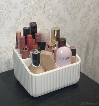 Organizér na kozmetiku