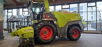 Traktorista obsluha kombajnu a rezačky