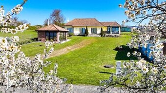 Moderná rodinná usadlosť, pozemok o veľkosti 9000m2, Krupina