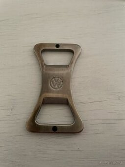 VW Golf 5/Jetta otvarák na pivo do auta