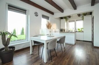 Jedálenský stôl so stolickami