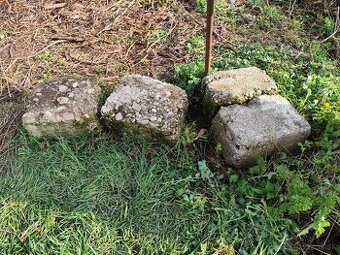 Darujem tieto betónové kocky. Rozmery menších kvádrov 40x30x