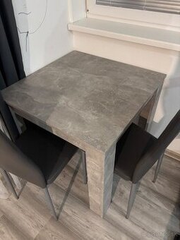 Predám stôl štvorec a k tomu 2 stoličky