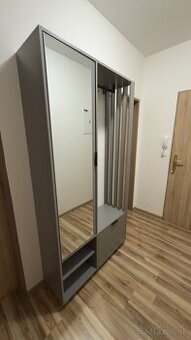 Predsieňová skriňa