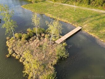 Pozemok na brehu jazera
