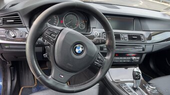 BMW F11 530XD - TIEFSEEBLAU METALLIC (A76) Bradatá Garáž