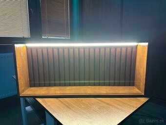 Podsvietená vytrína/polica