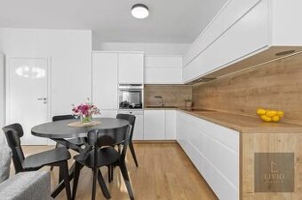 Svetlý a elegantný 2-izbový byt s úžasným výhľadom a štýlom