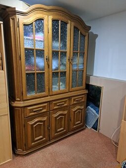 Masívna komoda-príborník