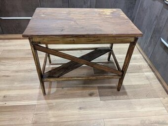 Masivny drevený rustikalny farmarsky stôl