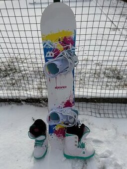 Predám snowboard s viazaním a topánkami.