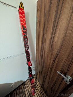 Lyže Atomic s lyžiarkami