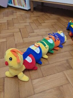 Stonožka - Plyšová hračka na rozvoj zručností 1+