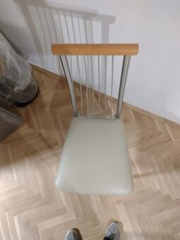 Biele kovové stoličky