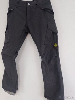 Snowboardové alebo lyžiarske nohavice.