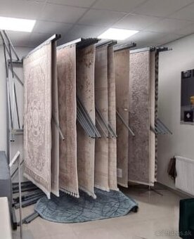 Stojan na koberce do predajne