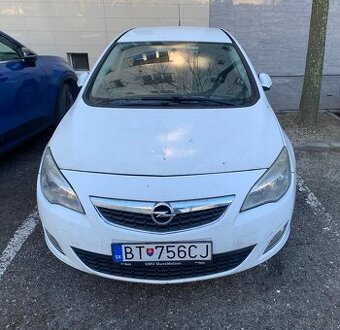 Opel Astra 2011 na diely