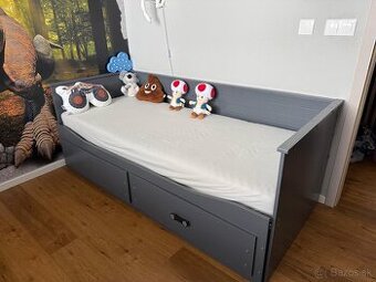 Rozkladacia šedá drevená posteľ s matracmi