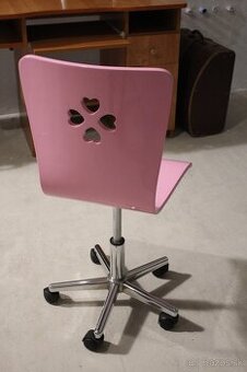 Kancelárska stolička ku stolíku