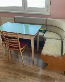 Stôl s stoličkami a rohovú sedačku