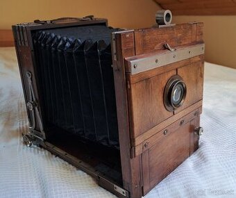 Starozitny mechovy dreveny fotoaparat