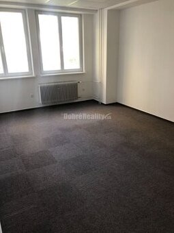 Na prenajom lacná priestranna kancelária  na Dlhej ulici.