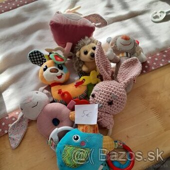 Interaktívne, hrajuce, spievajúce hracky, hrkalky