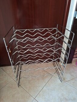 Kovový stojan na vína