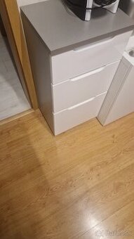 Skrinka zavesna do kupelne