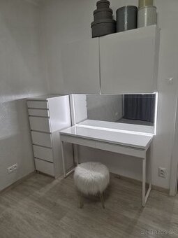 Stolík so suflikmi so zrkadlom a led stetlom