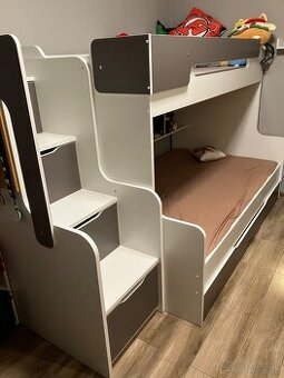 Dvoj poschodova postel