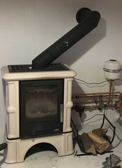 Predám kvalitnú kachľovú pec s teplovodným výmenníkom