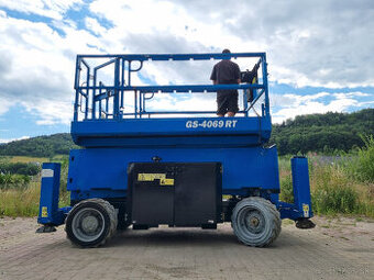 Nožnicový zdvihák Genie GS-4069RT 14,5 metra