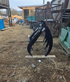 Drapak na čelný nakladač