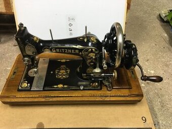 Starožitný šijací stroj Gritzner na kľuku