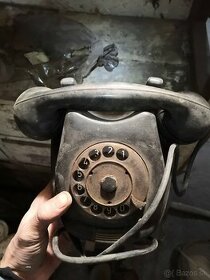 Predam starozitny telefon