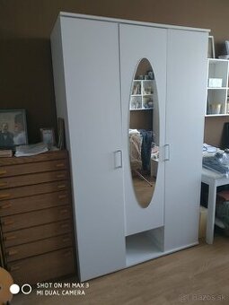 Darujeme bielu skrinu 3 dv