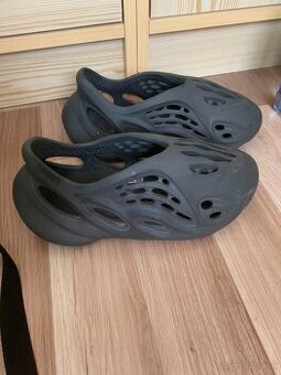 Yeezy FOAM RNNR CARBON 42