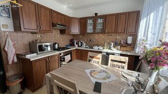 Ponúkame na predaj 4- izbový dvojgeneračný byt s balkónom.