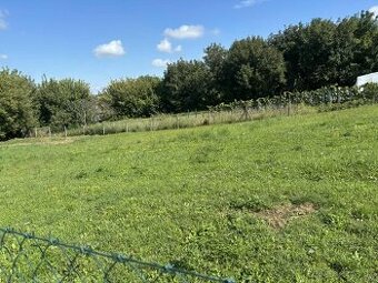 Predáme krásny pozemok 800m2 na stavbu RD v Lehote pri NR