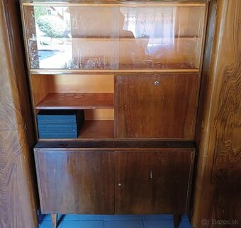 Starodávny kredenc z masívu